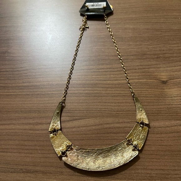 Ladies’ broach style necklace as shown with accompanying plain earrings. NWT. - Picture 4 of 5